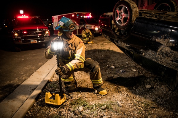 Pompier ce utilizeaza într-o intervenție un sistem iluminare portabil Peli RALS 9730