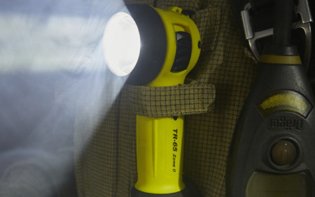 Lanternă Wolf Safety Torch TR-65 ATEX Z0 utilizată de un pompier într-o intervenție