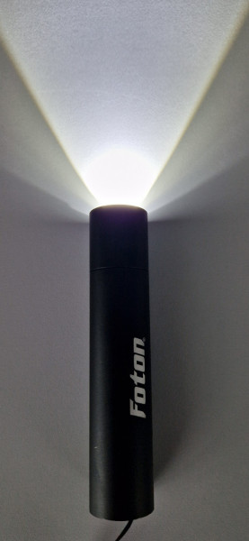 Lanternă Foton Super Z222 cu LED de 5W Zoom testată într-o cameră întunecată