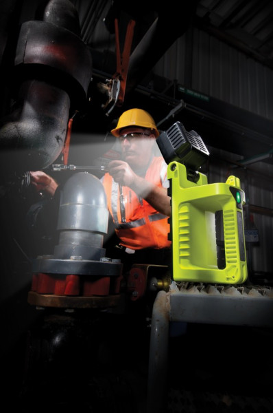 Sistem de iluminare portabil Peli 9415Z0 ATEX utilizat de un muncitor într-o uzină
