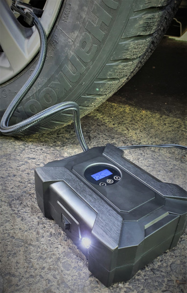 Compresor automat Foton CA-818 de 10 bar utilizat la umflarea unei roți de mașină