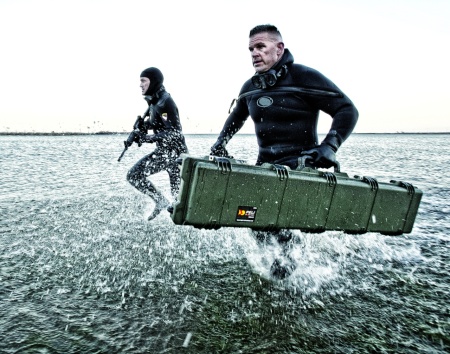 Geanta de arme Peli™ Storm Long Case iM3410 utilizată de un soldat pentru a proteja arma de foc de intemperii