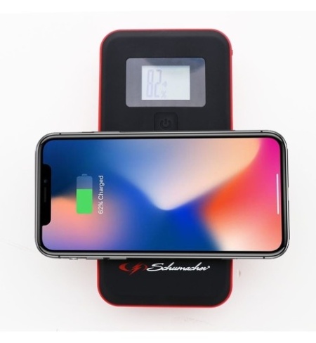 Smartphone încărcat cu ajutorul unui Jump starter profesional Schumacher SL474 /12V 2000A
