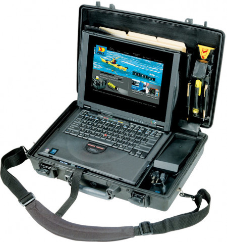 Geantă Peli 1490 Laptop Case utilizată pentru a proteja un laptop de 17.3' și dosare importante