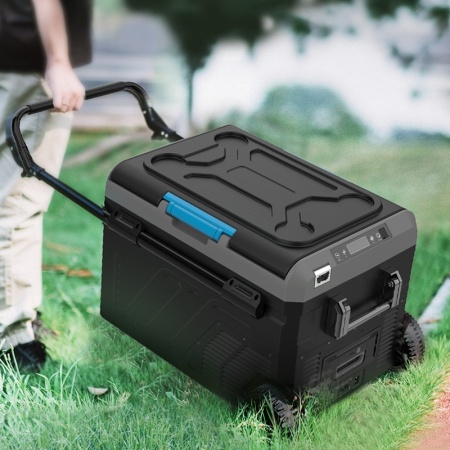 Turist transportand produsele folosind manerul si rotile al frigiderului auto smart Foton 40L-B2W dual zone -20°C 12/24/220V.