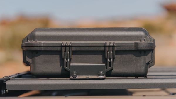 Geantă Peli prinsă cu kit montaj pe bare auto Peli LGMT-001P Protector Case Roof Mount.