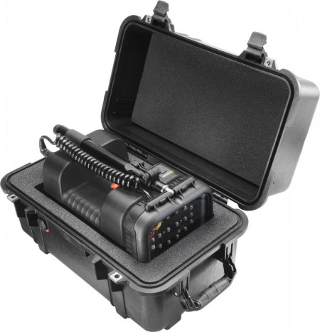 Peli Protector Case 1460 cu burete Pick N Pluck protejând un proiector