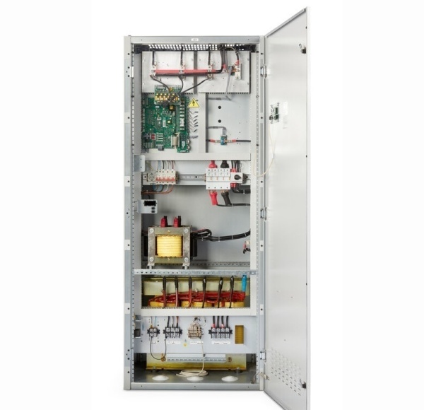 Interiorul la un redresor cu transformator Salicru DC Power-L DC-500-L