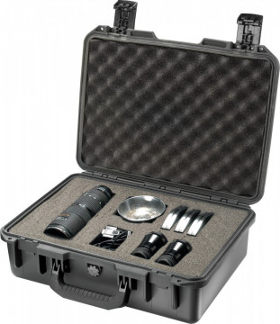 Geantă de protecție Peli Storm Case iM2300 utilizată pentru a proteja echipament de fotografiat cu burete Pick N Pluck
