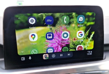 Mini adaptor USB Foton M1-Sync Wireless Carplay si Android Auto utilizat la tableta unei mașini