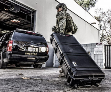 Valiză de protecție Peli Air Long Case 1745 utilizată de un soldat pentru a trasporta echipamentul la o intervenție