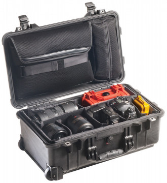 Echipament de fotografiat ținut în siguranță într-un troler rigid foto Peli Studio Case 1510SC