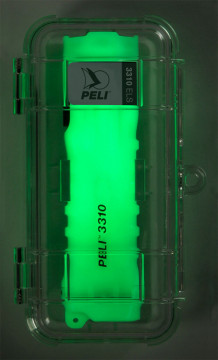 Sistem de iluminare emergentă Peli 3310ELS testat în întuneric