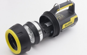 Interiorul unei lanterne reîncărcabile antiex WOLFLITE XT-70K