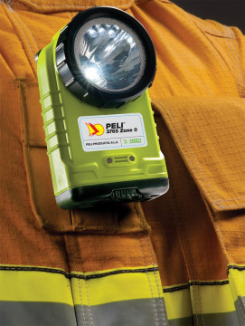 Lanternă ATEX Peli 3765Z0 cu acumulator montată de un pompier pe echipamentul de lucru