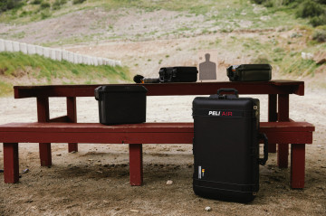 Geantă de protecție Peli™ Air Case 1595 utilizată pentru a proteja armele de foc la un poligon