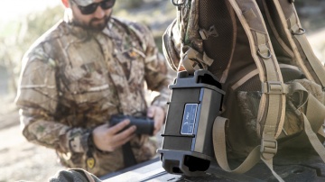 Cutie de protecție Peli Ruck Case R40 utilizată de un soldat pentru a proteja echipamentul într-o misiune