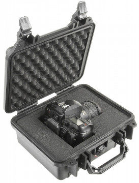 Geantă rigidă submersibilă Peli SmallCase 1200 ținând stabil și în siguranță un aparat foto cu burete Pick N Pluck
