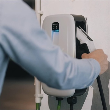 Statie incarcare Schumacher SEV455 32A 7.4kW utilizată de un șofer pentru a încărca mașina