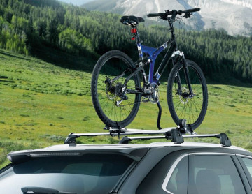 Suport pentru bicicletă Thule Expert 298 ținând strâns și sigur o bicicletă pe plafonul mașinii într-o drumeție