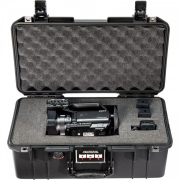 Geantă de protecție Peli Air Case 1506 cu burete Pick N Pluck utilizată pentru a proteja o cameră video
