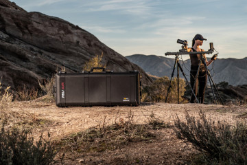 Valiză de protecție Peli Air Long Case 1745 utilizată de un fotograf pentru a transporta echipamentul de fotografiat