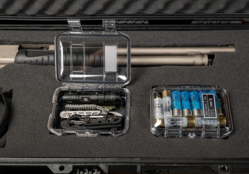 Casetă de protecție Peli Micro Case M60 utilizată pentru a ține în siguranță gloanțele la o armă de foc