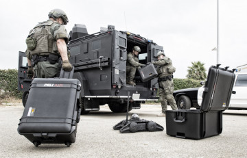 Geantă de protecție Peli Air Case 1557 utilizată de trupele speciale pentru a transporta echipamentul într-o misiune