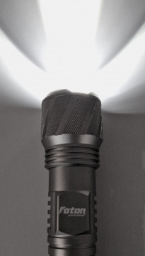 Lanternă Foton Super Z8028 cu LED de 10W Zoom testată într-o cameră întunecată