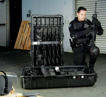 Geantă rigidă Peli™ 1780 Transport Case utilizată de un soldat pentru a ține stabil și în siguranță diverse arme de foc