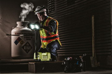 RALS LED Peli 9455Z0 certificat ATEX Zone 0 utilizat de un muncitor pentru a lucra în siguranță într-un mediu exploziv