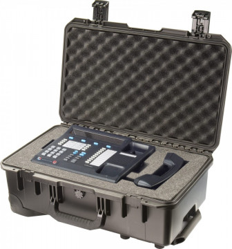 Geantă Peli Storm Case iM2500 tip troler cu burete Pick N Pluck utilizată pentru a proteja un telefon de lucru