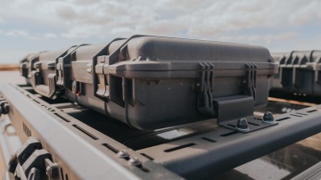 Geantă Peli prinsă cu kit montaj pe bare auto Peli LGMT-001A Air Case Roof Mount.