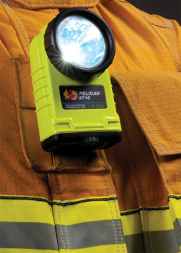 Lanternă profesională Peli 3715Z0 Right Angle Light prinsă pe echipamentul unui pompier