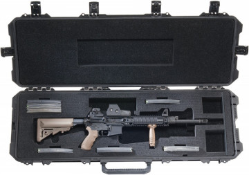 Geantă Peli Storm Case iM3200 Long Case utilizată pentru a transporta o armă automată