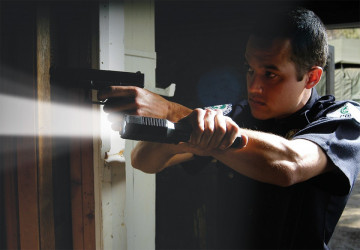 Lanternă de poliție Peli Tactical Flashlight 7060 utilizată de un polițist într-o intervenție