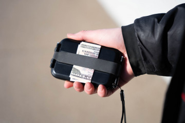 Portofel anti-hacker Peli™ G5 Personal Utility RF Field utilizat pentru a ține în siguranță banii