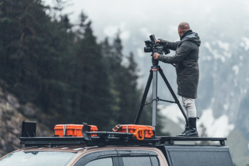 Geantă de protecție Peli Air Case 1525 utilizată de un fotograf pentru a transporta echipamentul în natură