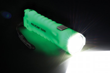 Sistem de iluminare emergentă Peli 3310ELS testată în întuneric