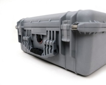 Detaliu închizătoare la geanta rigida etansa Peli™ MediumCase 1550 Silver
