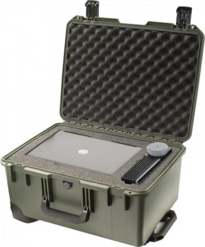 Geantă de protecție Peli Storm Case iM2620 cu burete Pick N Pluck utilizată pentru a proteja un laptop de lucru