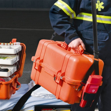 Geantă Peli 1460EMS utilizată de un personal SMURD