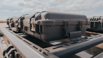 Geantă Peli prinsă cu kit montaj pe bare auto Peli LGMT-001P Protector Case Roof Mount.