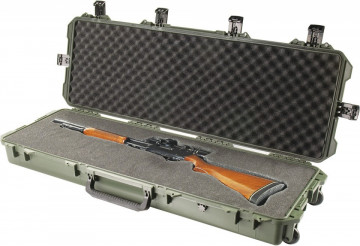Geantă Peli Storm Case iM3200 Long Case utilizată pentru a transporta o pușcă cu lunetă