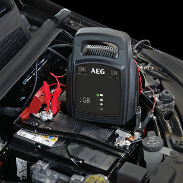 Redresor automat AEG LG8 12V 8A 10273 utilizat pentru a încărca bateria la o mașină