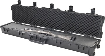 Pușcă cu luneta protejată de geanta de arme Peli™ Storm Long Case iM3410