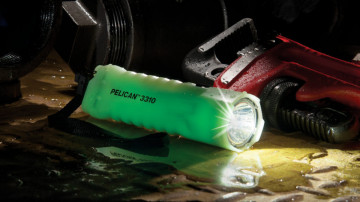Lanternă fotoluminiscentă Peli 3310PL testată în întuneric