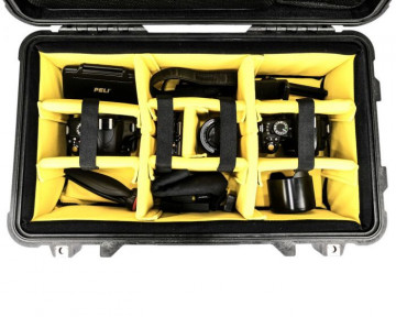 Troler rigid foto Peli Studio Case 1510SC ținând stabil și în siguranță cu divider un echipament de fotografiat