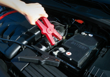 Cabluri de pornire Foton 600A de 2,5m utilizate de un mecanic la pornirea unui vehicul