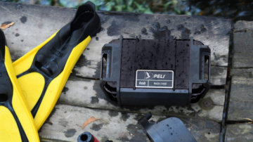 Cutie de protecție Peli Ruck Case R60 utilizată pentru a proteja echipamentul unul scafandru